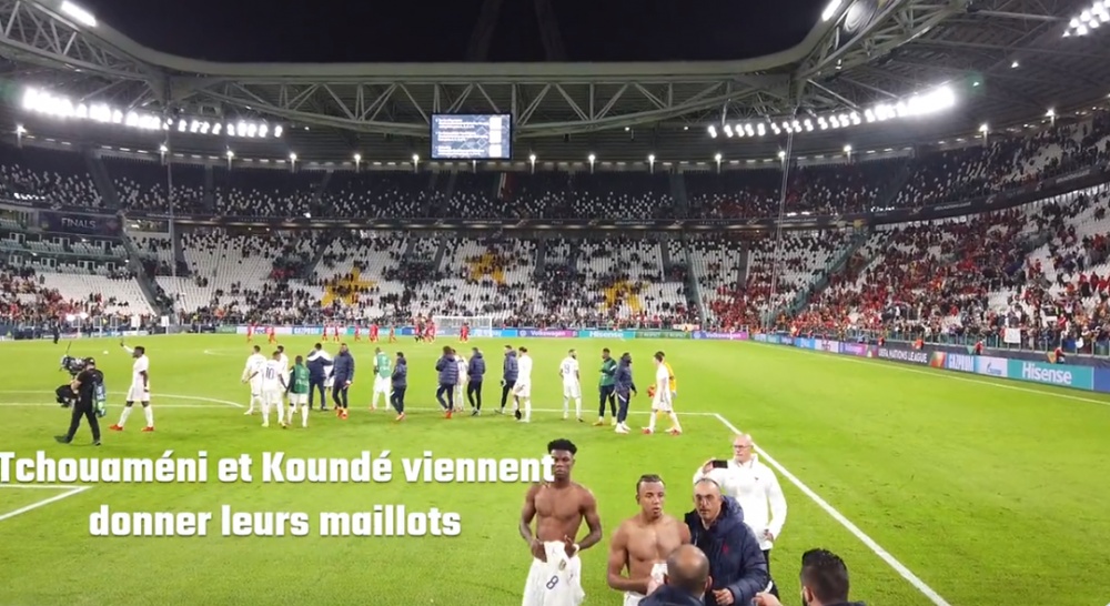 Le robaron a mordiscos la camiseta que Koundé le regaló. Twitter/HouserTV