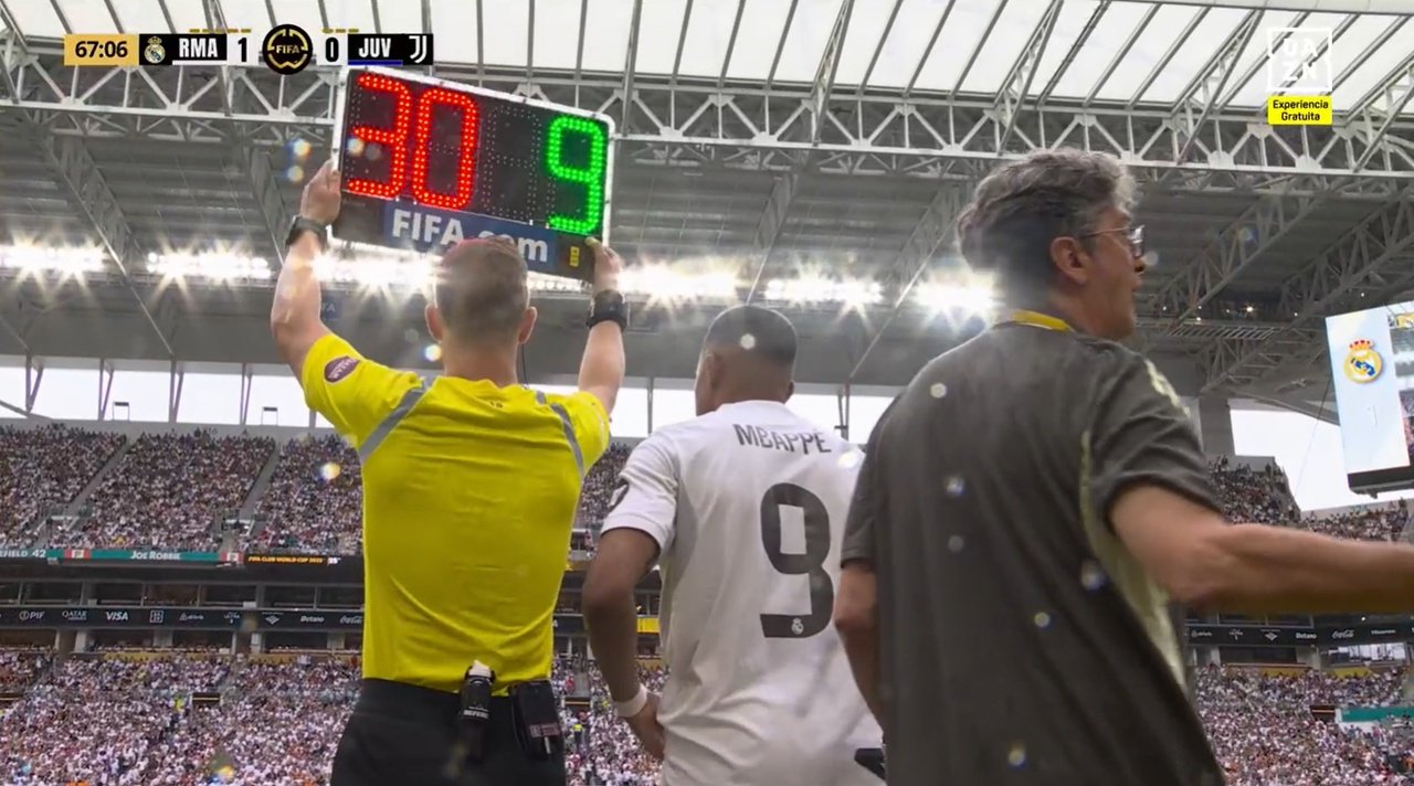 Kylian Mbappé reemplazó a Gonzalo García ante la Juventus. Captura/DAZN
