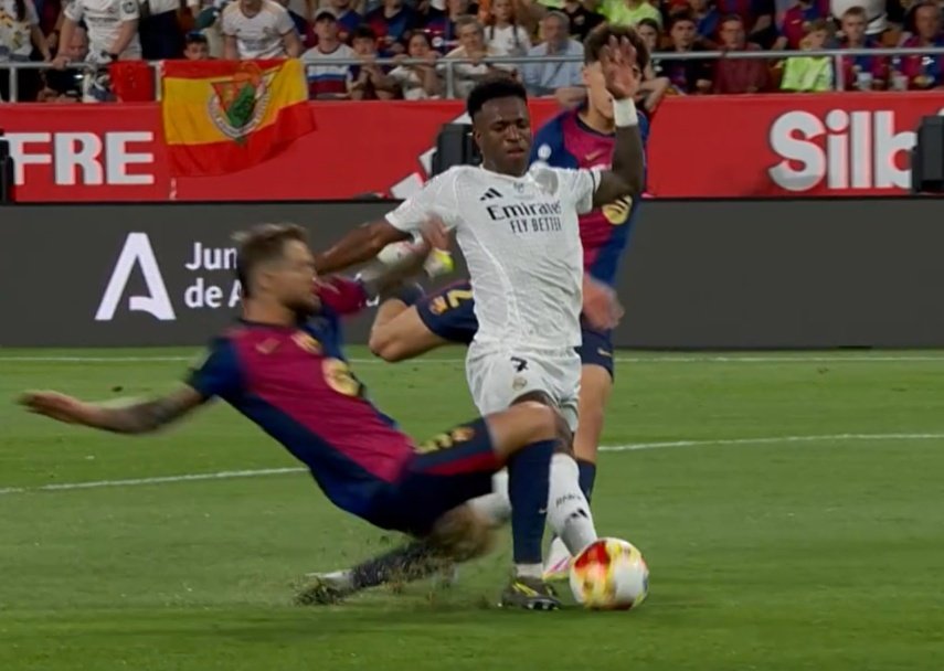 Íñigo Martínez se libró del penalti por fuera de juego de Vinicius Júnior. Captura/Movistar+