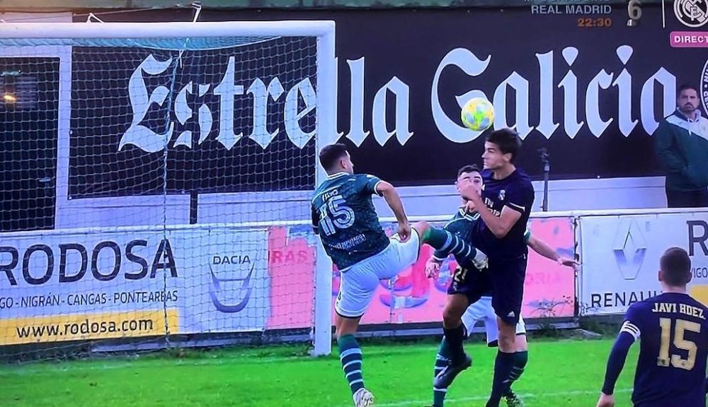El Castilla, indignado por un penalti 'a lo De Jong' no pitado. Captura/RealMadridTV