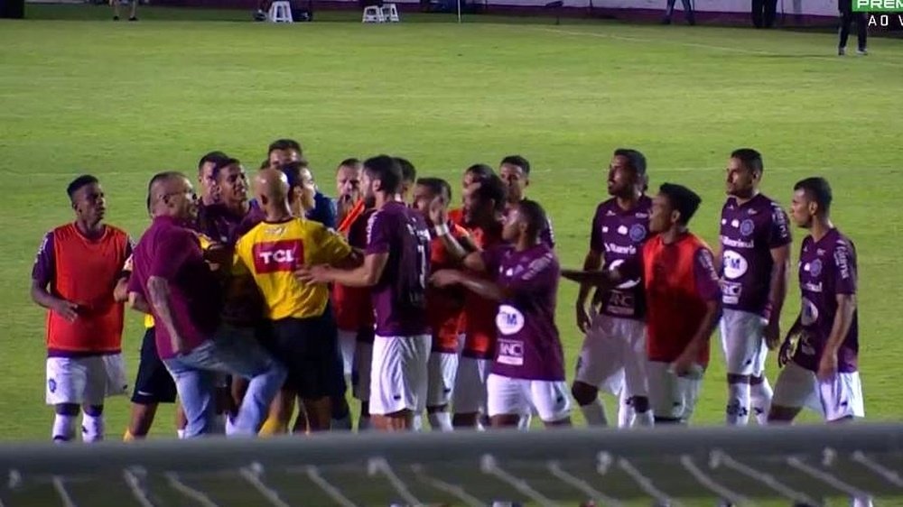 Escena detestable en Brasil: agreden a un árbitro tras el pitido final. Captura/SporTV