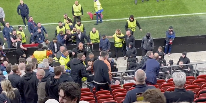 Des supporters d'Alkmaar attaquent ceux de West Ham, les joueurs interviennent