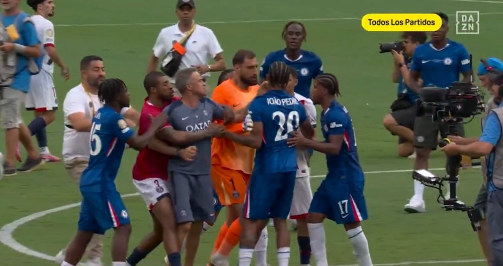 Luis Enrique a agressé João Pedro après le coup de sifflet final. EFE