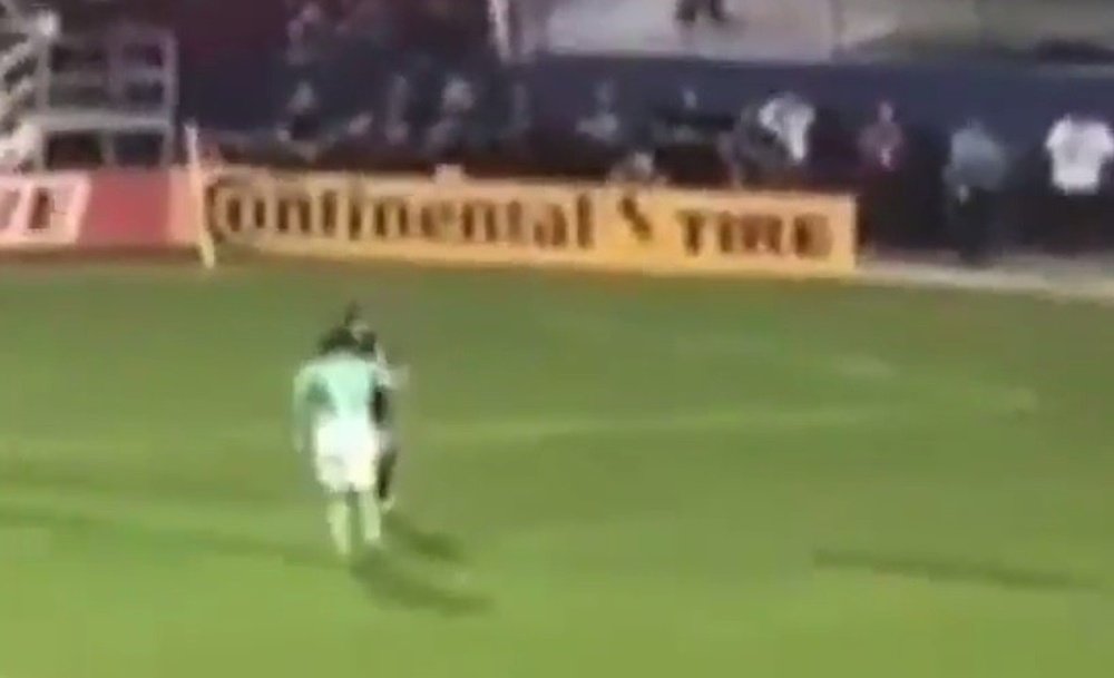 Captura de la agresión de Novaretti al árbitro de León-Santos Laguna. Youtube