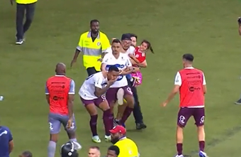 Un aficionado de Internacional bajó al césped del Beira-Rio, con una niña en brazos, para agredir a un jugador de Caxias. La defensa del agresor testificó que saltó al campo para 
