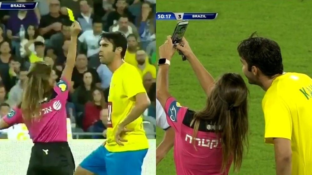Árbitra mostra o cartão e faz uma selfie com Kaká. Captura/FOXSports