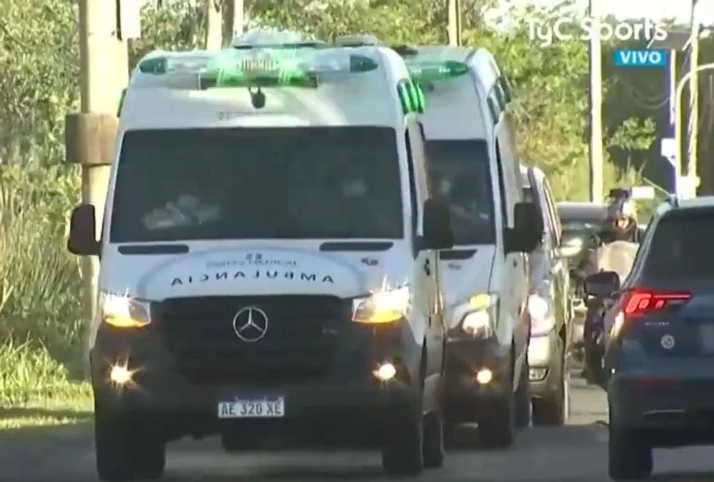 Seguidores de Maradona lo esperaron a la llegada de la ambulancia. Captura/TyCSports