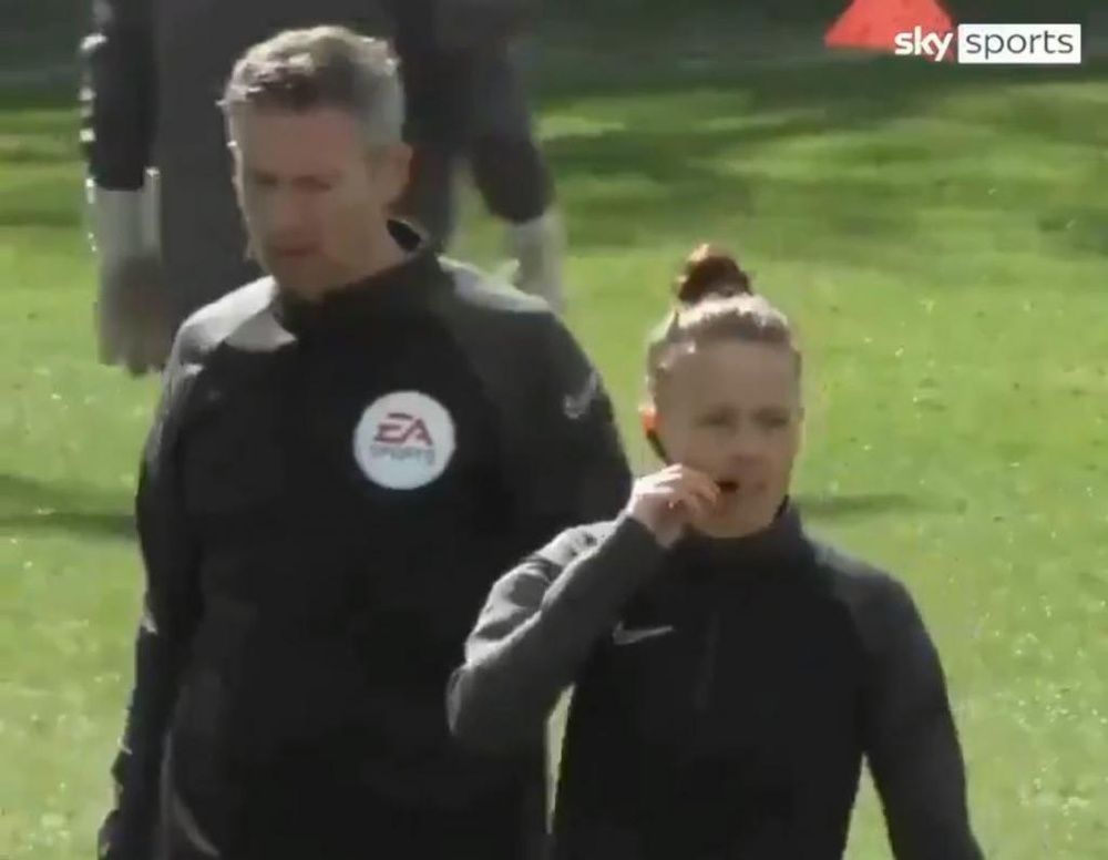 Día histórico en el arbitraje femenino inglés. Captura/SkySports