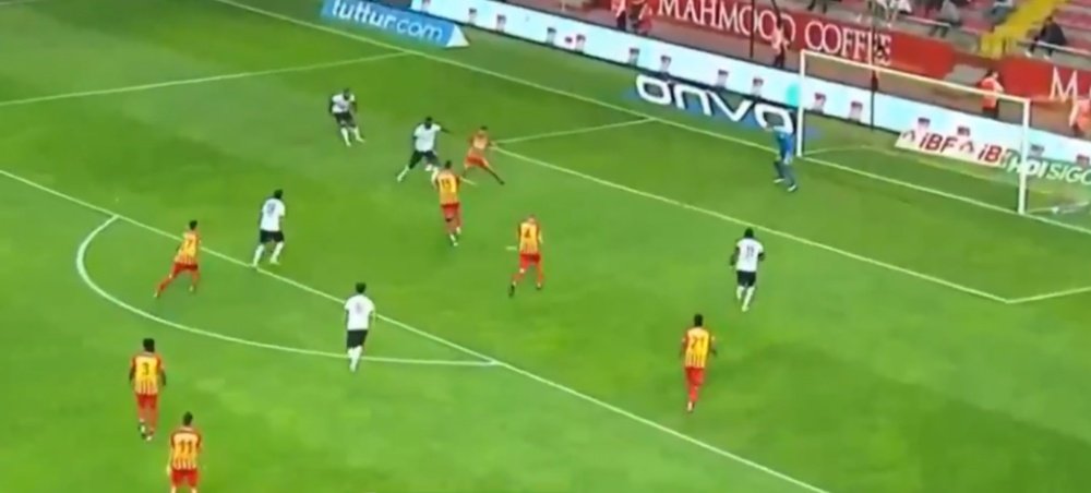 Balotelli ya se deja notar en Turquía. Captura/beINSports