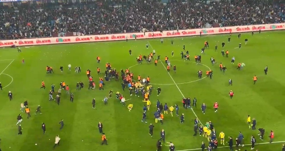 Batalha campal entre torcedores do Trabzonspor e jogadores do Fenerbahçe. 61saat