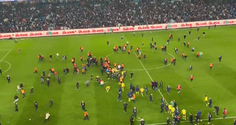 O Fenerbahçe venceu o Trabzonspor por 2-3 e a torcida local explodiu. Os espectadores invadiram o campo em busca dos jogadores visitantes, resultando em uma verdadeira e lamentável batalha campal.