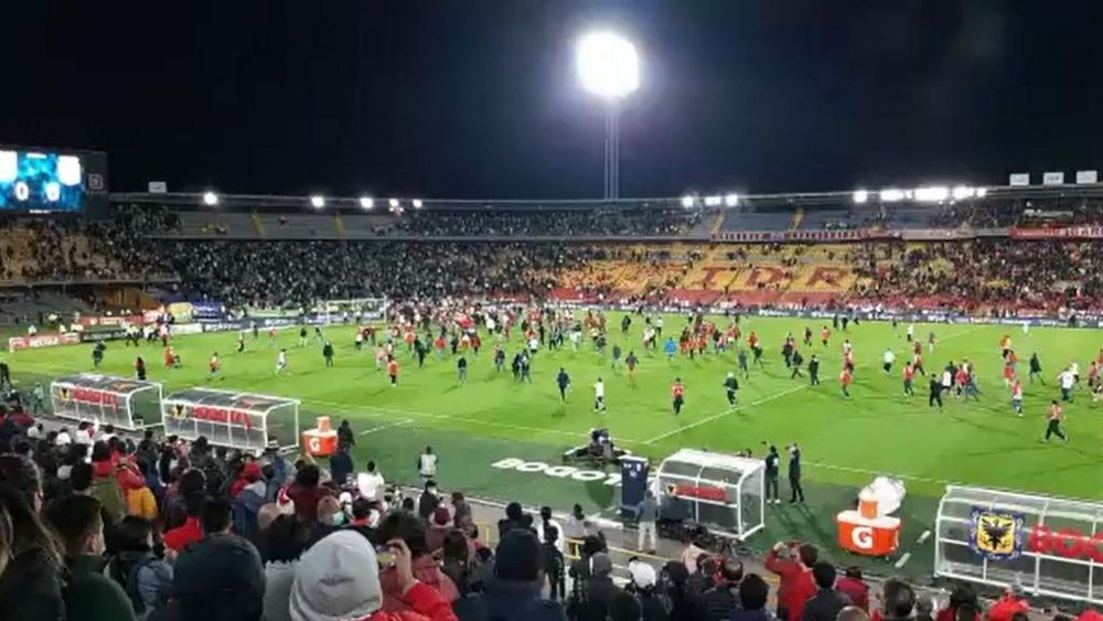 Tremenda imagen en El Campín: ¡batalla campal entre hinchas rivales! Twitter/ricarospina