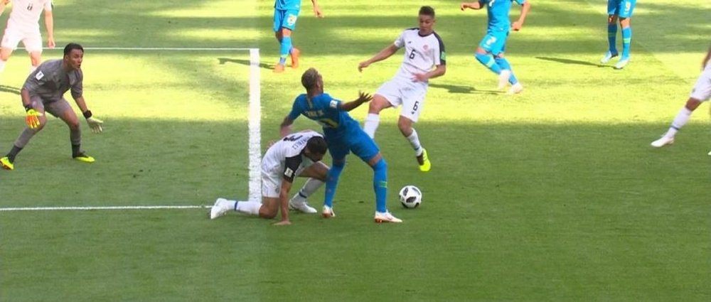 Neymar thought he had won Brazil a penalty. Captura/Telecinco