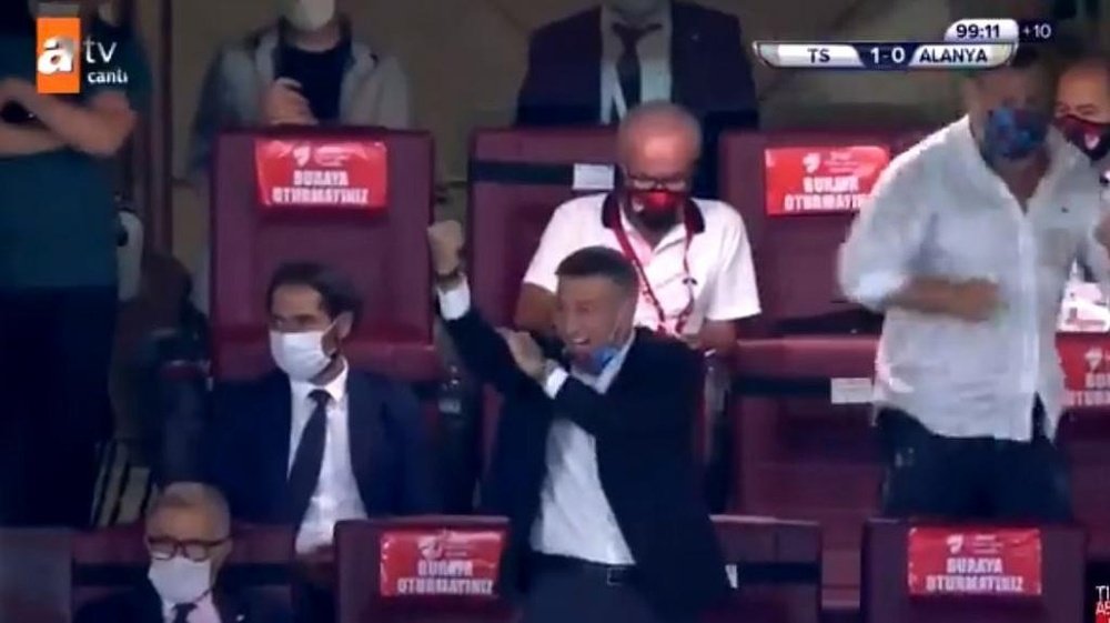 Una peineta como venganza: el presidente del Trabzonspor, desatado. Captura/ATV