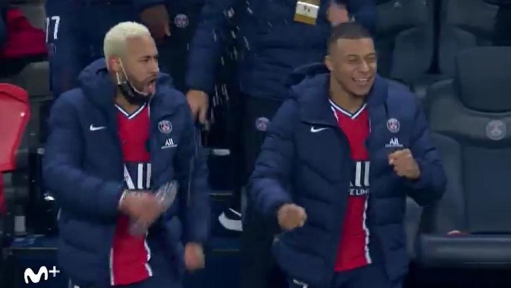 A curiosa comemoração de Neymar. Captura/Movistar+