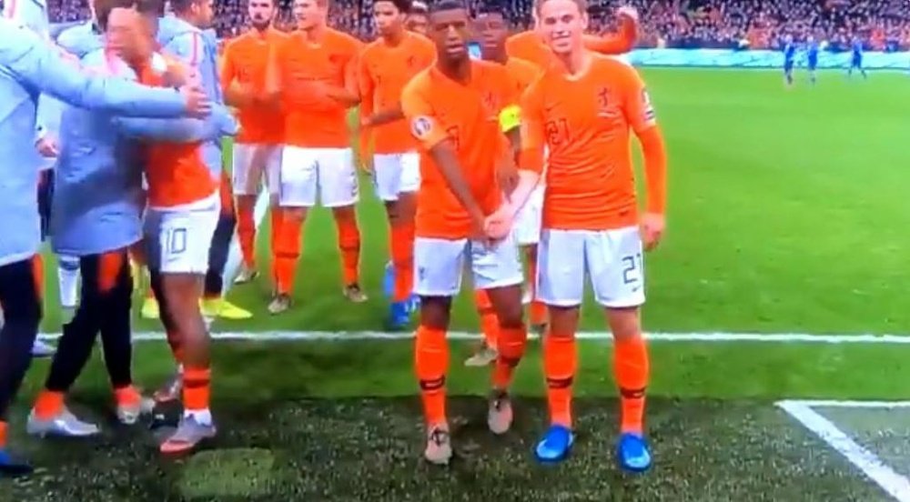El gesto de De Jong y Wijnaldum que aplaude el mundo del fútbol. Captura/UEFATV