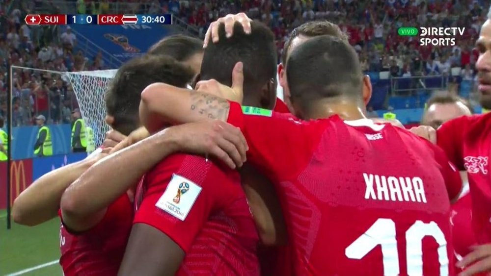 Switzerland celebrating Dzemaili goal against Costa Rica. Captura