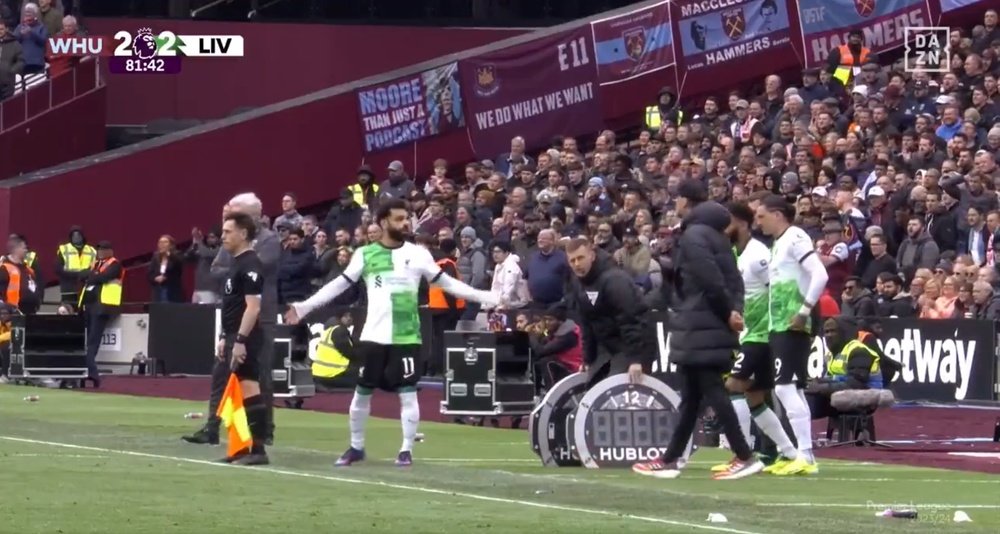 Salah appeared to direct angry words at Klopp before he was introduced. Screenshot/DAZN_ES