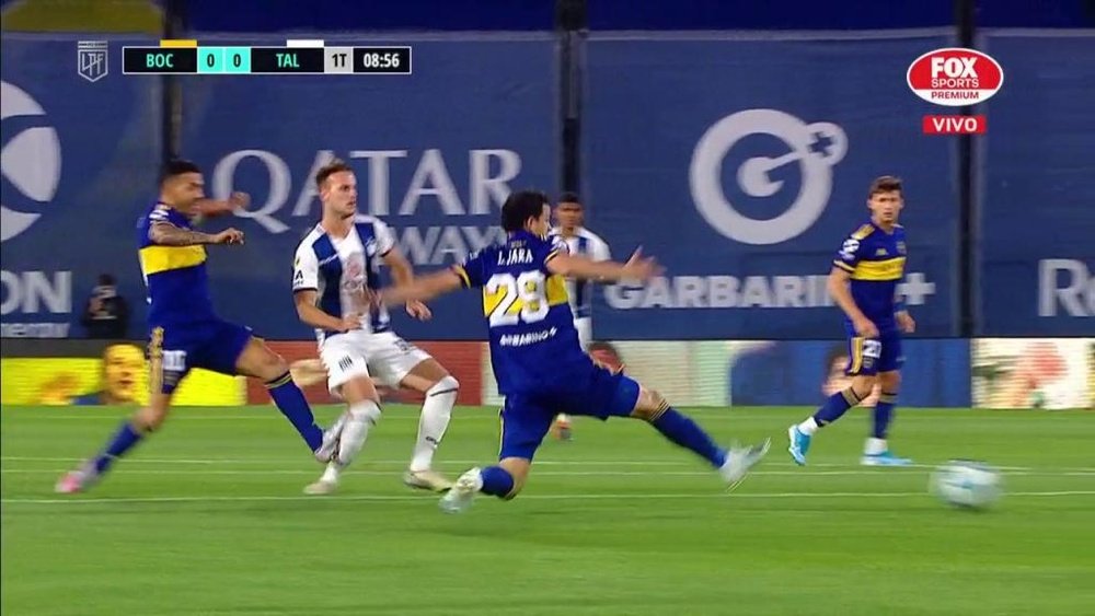 Tevez could have seen red. Captura/FOXSports