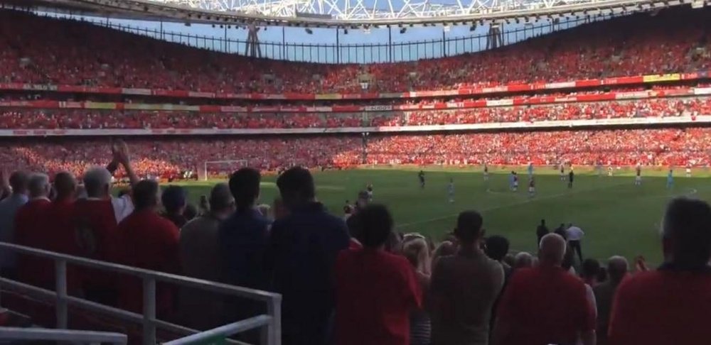 Mertesacker se despidió del Emirates. Twitter/ChrisWheatley