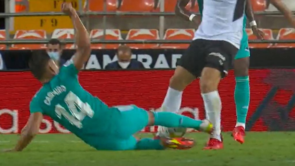 La acción por la que el Valencia se indignó, ¿debió ser roja a Casemiro? Captura/MovistarLaLiga