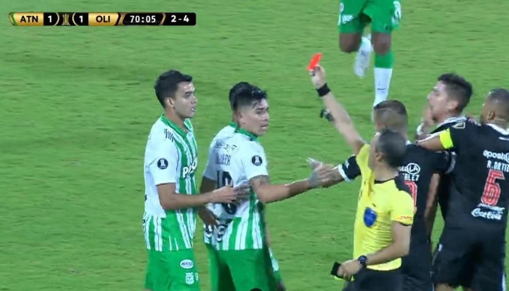 Tangana entre Felipe Aguilar y Paiva que les costó una roja a ambos. Captura/DAZN