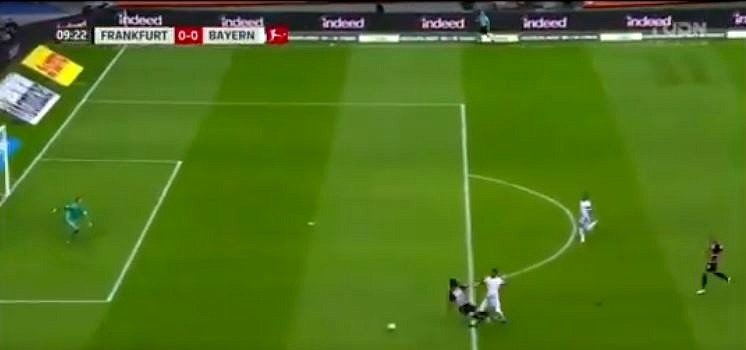 La VAR évite un penalty au Bayern mais n'évite pas le rouge de Boateng. Captura/Movistar