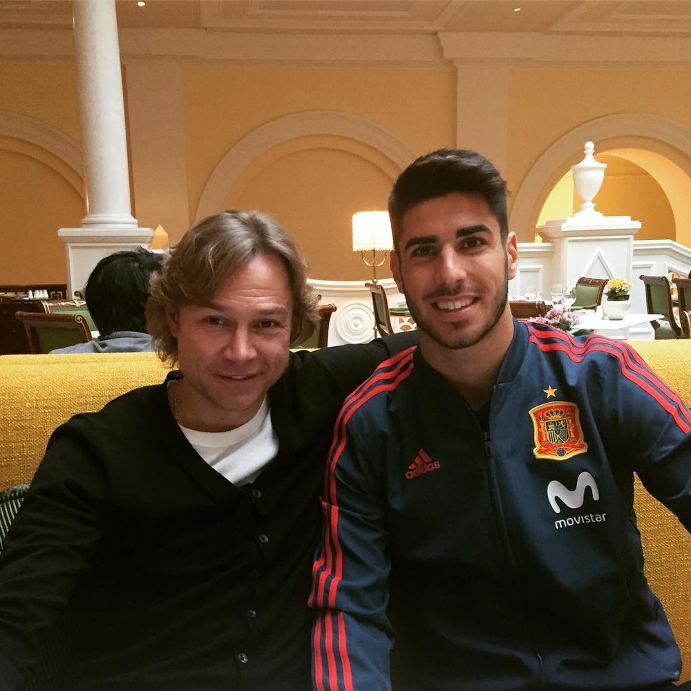 Karpin posó junto a Asensio en el hotel. Instagram/Karpin