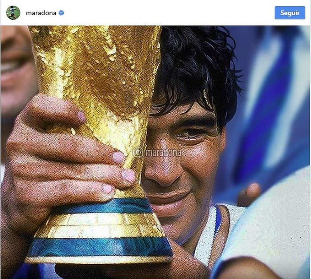 El '10' quiso arropar a los suyos antes del debut. Maradona