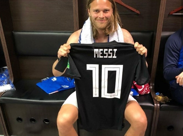 Le fastidió el debut a Messi... ¡y posó con su camiseta!