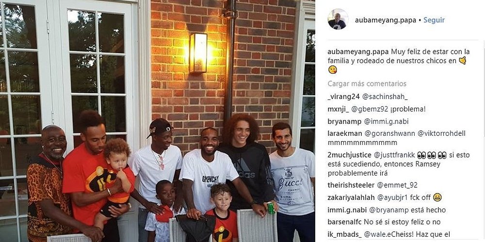 Le joueur français a posé aux côtés de plusieurs joueurs d'Arsenal. Instagram/aubameyang.papa