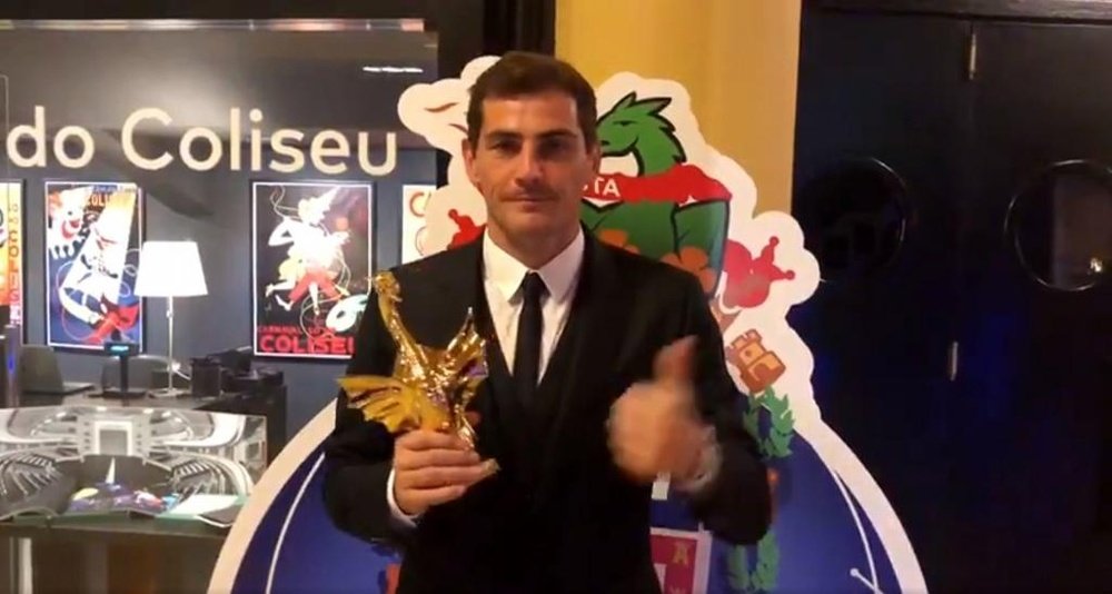Captura de la imagen de Iker Casillas con el 'Dragón de Oro'. Twitter/Oporto
