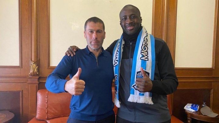 Ya es oficial: Yaya Touré se estrena en los banquillos