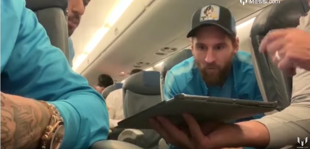 Cuando Messi cambia la pelota por el tablero. Youtube/LeoMessi