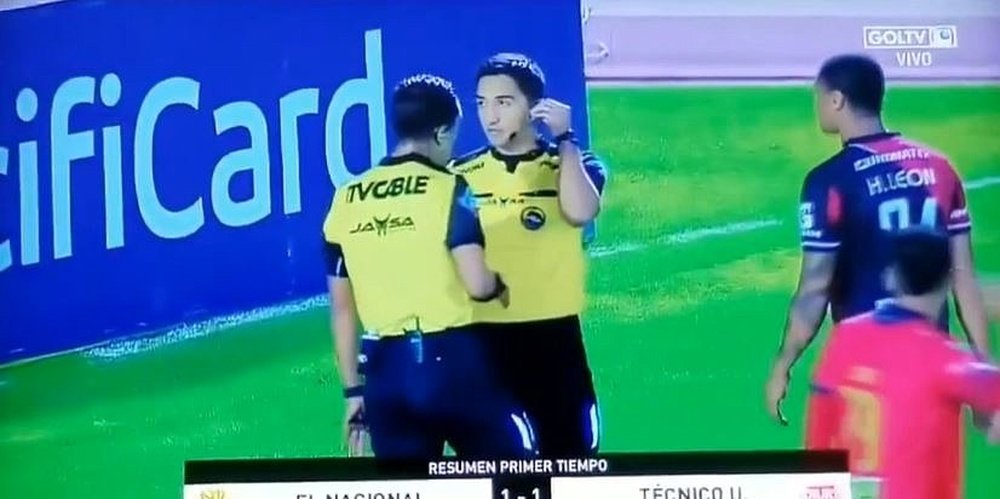 ¿Sanción a la vista? En Ecuador usaron un VAR que no existe. Captura/GolTV
