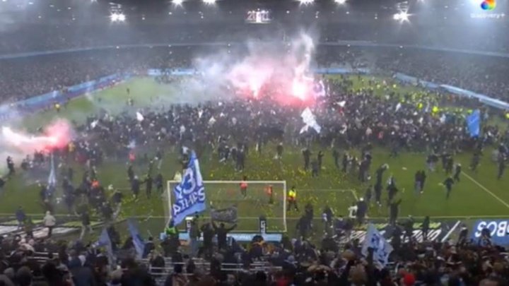 Malmö se torna campeão... e uma multidão invade o campo!