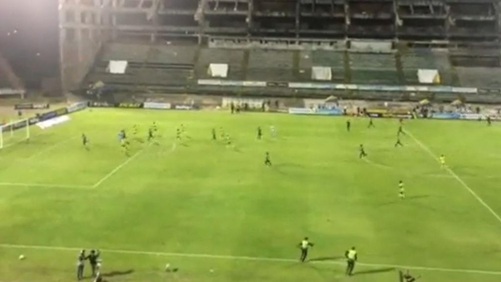 ¡Invasión de campo en el Guillermo Plazas! Twitter/contragolpefc