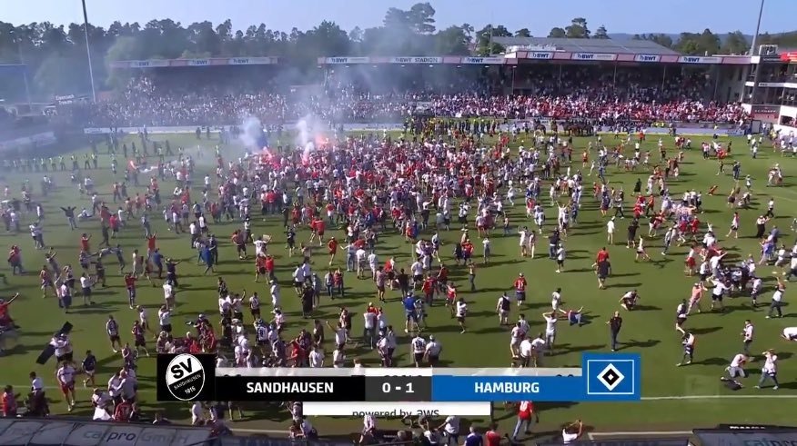 Clamoroso quanto accaduto in Germania nell'ultima giornata della seconda divisione tedesca. L'Amburgo festeggia la promozione a fine partita, ma non la ottiene per la rimonta in extremis dei rivali.