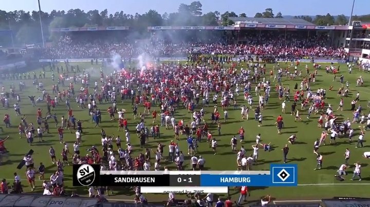 Torcida do Hamburgo invade o gramado para comemorar um acesso que não aconteceu