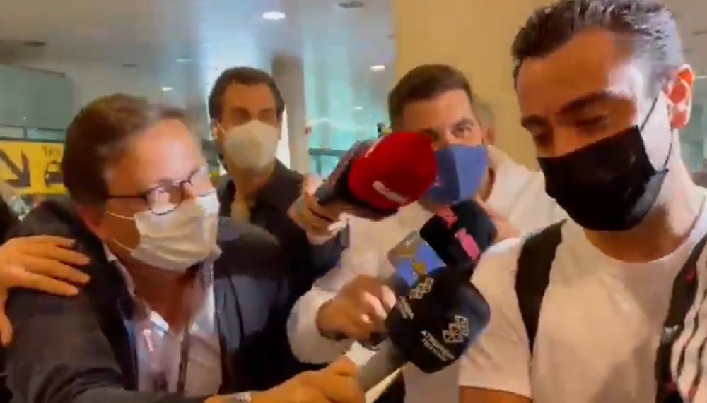 Xavi llegó, aunque dijo no saber nada del interés del Barça. Captura/FCBWorld