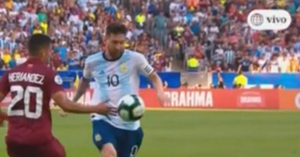 Messi reclamó un penalti y el VAR lo revisó y el árbitro no lo pitó. Captura/AméricaTV