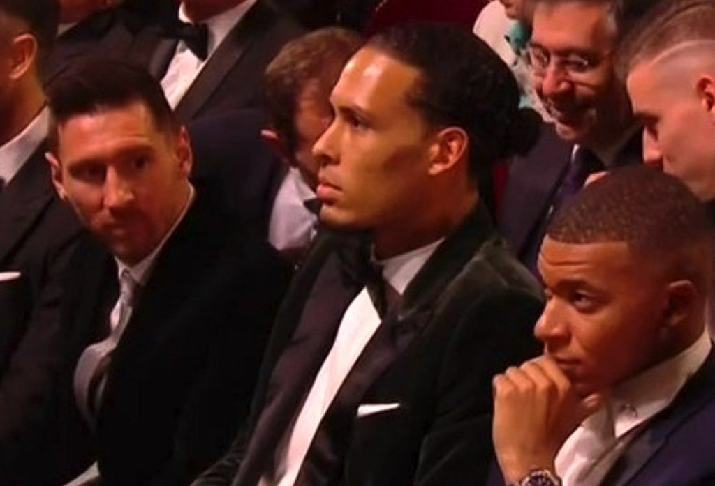 Messi y su mirada... ¿a su futuro heredero? Twitter/francefootball