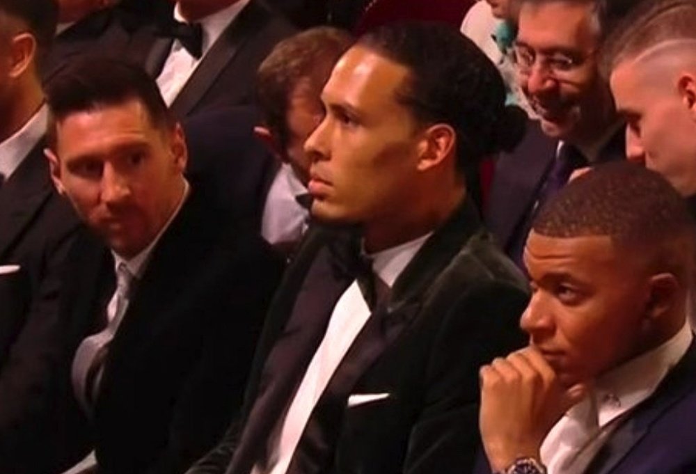 Messi y su mirada... ¿a su futuro heredero? Twitter/francefootball