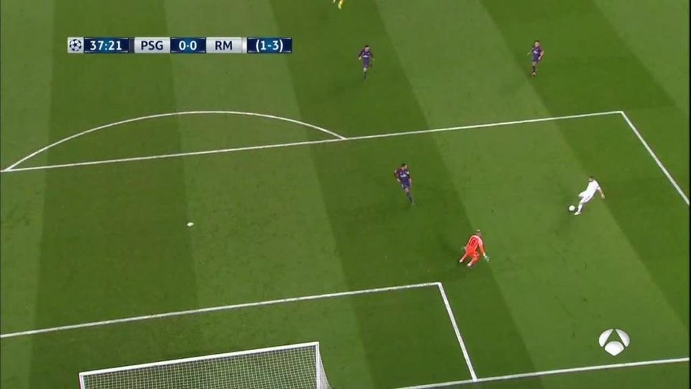 Benzema couldn't finish his chance. Twitter/Antena3