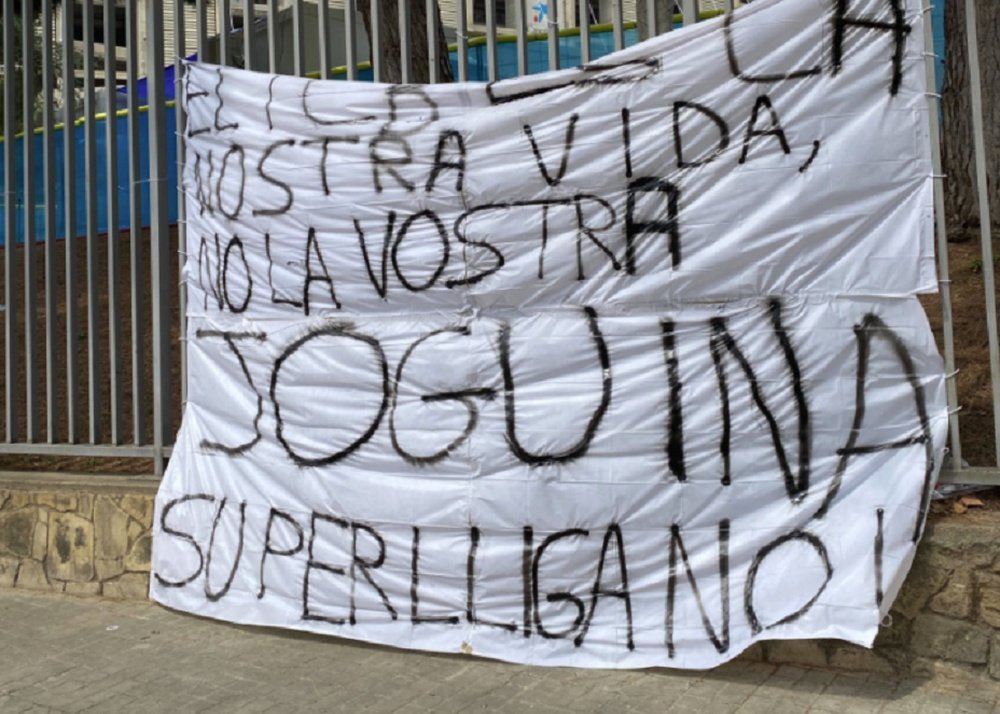 Aparece una pancarta en los alrededores del Camp Nou. Captura/AlexPintanel