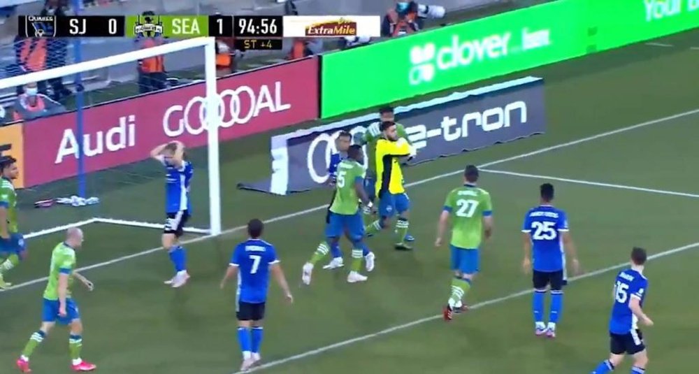 Se lesionó el portero, se puso el extremo ¡y salvó la victoria de su equipo! SeattleSounders