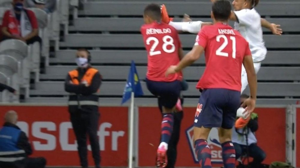 ¿Qué hizo Boey? Patada en la cabeza a Reinildo y roja directa. Captura/beINSports