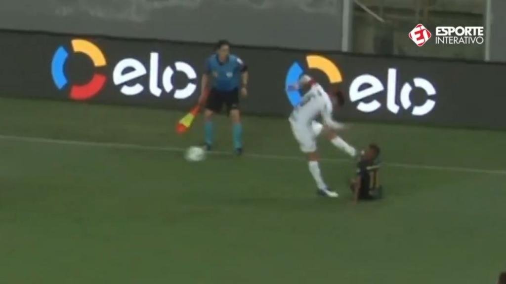 The kick from Gustavo Gómez that saw him booked