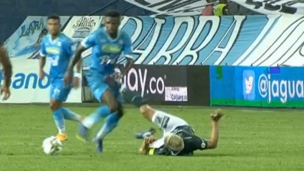 Se le fue la cabeza: ¡Teo se ganó la roja con un patadón desde el suelo! Captura/WinSports