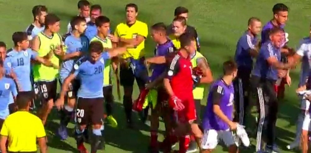 Pequeño lío al final de la primera mitad. Captura/TyCSports